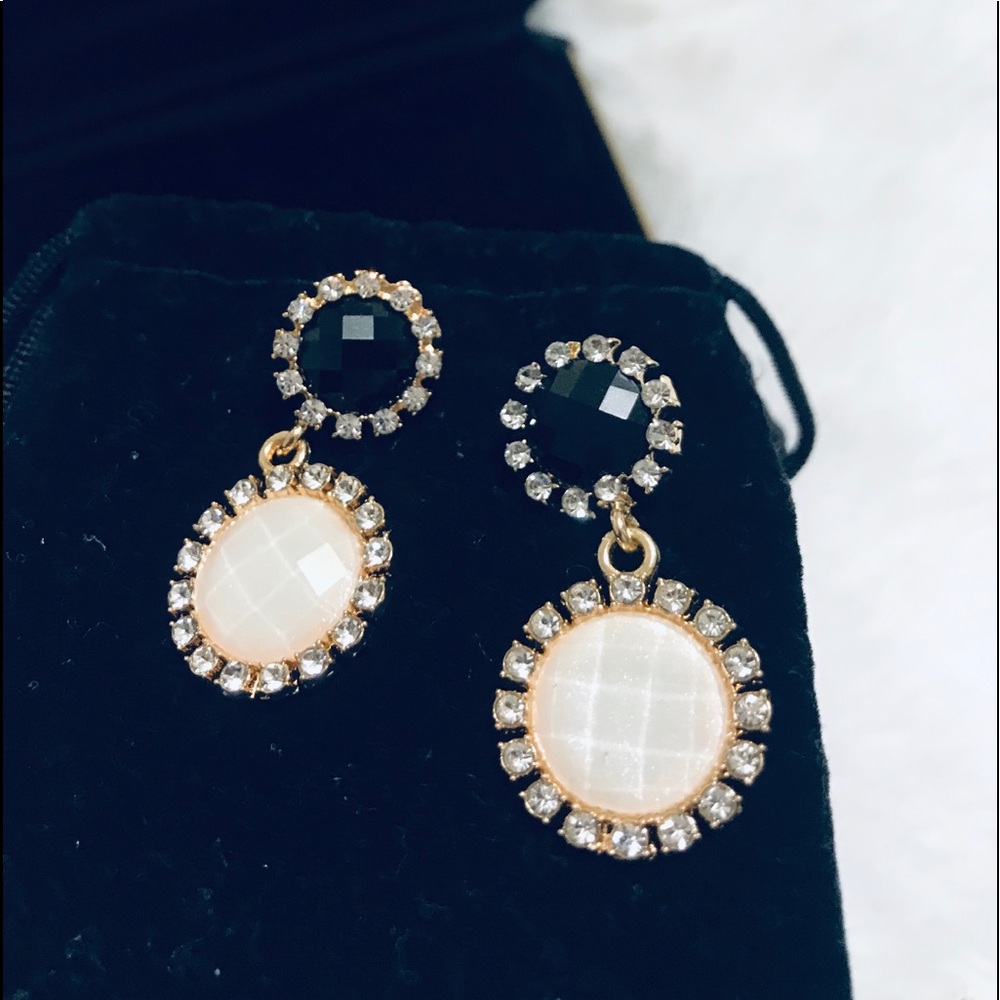 💕🖤Pretty Shiny Pearly Black•White•Gold Earrings - Picture 5 of 8